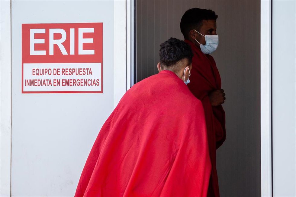 Archivo - Varios de los 34 migrantes rescatados por Salvamento Marítimo, en el Muelle de La Cebolla, a 1 de septiembre de 2021, en Lanzarote, Islas Canarias (España). La patera con los migrantes fue avistada al norte de Arrecife y una embarcación de Sal