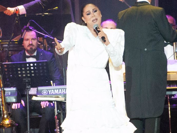 Isabel Pantoja En El Escenario Durante Su Concierto En El Recinto Ferial Tenerife A 21 De Septiembre De 2024