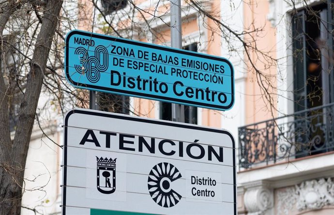 Archivo - Una señalización de Zona de Bajas Emisiones de especial protección en el Distrito Centro, a 2 de enero de 2024, en Madrid (España). La Zona de Bajas Emisiones (ZBE) en Madrid ha entrado en vigor el pasado lunes, 1 de enero, en todo el término mu