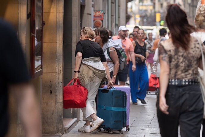 Diversos turistes amb maletes al centre de Barcelona