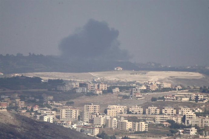 Columna de humo tras un bombardeo del Ejército de Israel contra Qantara, en el sur de Líbano