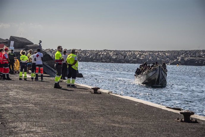 Varios migrantes a su llegada al puerto de La Restinga, a 22 de septiembre de 2024, en El Hierro, Canarias (España). Un total de 780 personas migrantes han llegado durante el fin de semana a las Islas Canarias. Las últimas 127 han sido rescatadas en la ta