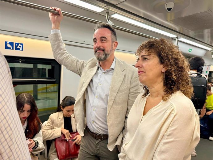 Mateo y Del Valle, durante el trayecto en el nuevo tren.