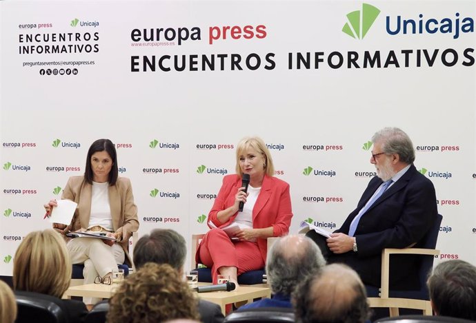 (I-D) La delegada de Europa Press en Castilla y León, Ana Rodríguez; la consejera de Industria, Comercio y Empleo, Leticia García, y el presidente de la CEOE Castilla y León, Santiago Aparicio, participan en los Encuentros Informativos de Europa Press y U