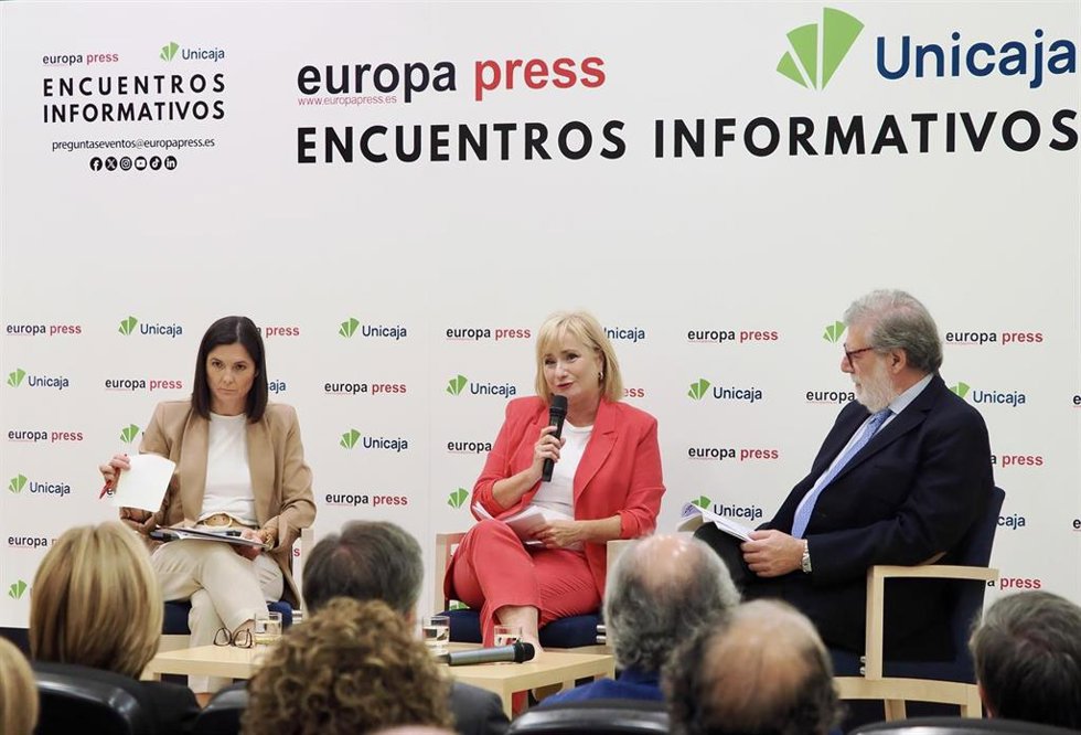 (I-D) La delegada de Europa Press en Castilla y León, Ana Rodríguez; la consejera de Industria, Comercio y Empleo, Leticia García, y el presidente de la CEOE Castilla y León, Santiago Aparicio, participan en los Encuentros Informativos de Europa Press y