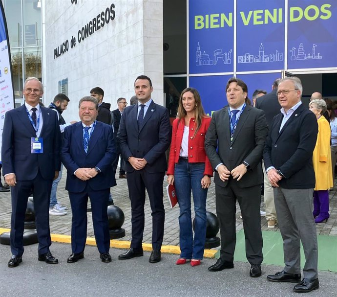 El consejero de Hacienda y Fondos Europeos del Principado de Asturias, Guillermo Peláez (tercero por la izquierda), antes de participar en la inauguración del Congreso General de Mediadores de Seguros que se celebra en Gijón.