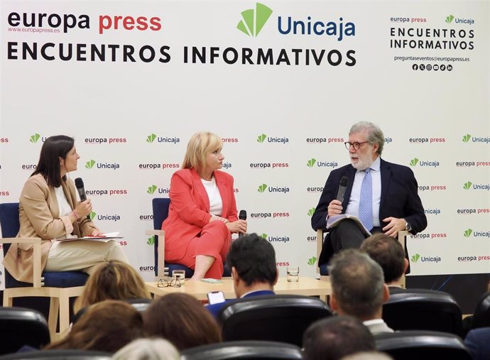 (I-D) La delegada de Europa Press en Castilla y León, Ana Rodríguez; la consejera de Industria, Comercio y Empleo, Leticia García, y el presidente de la CEOE Castilla y León, Santiago Aparicio, participan en los Encuentros Informativos de Europa Press y U