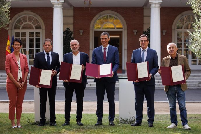 (I-D) La ministra de Inclusión, Elma Saiz, Gerardo Cuerva (Cepyme), Unai Sordo (CCOO), el presidente del Gobierno, Pedro Sánchez,  Antonio Garamendi (CEOE), y  Pepe Álvarez (UGT) posan con el último acuerdo de pensiones firmado el pasado 18 de septiembre