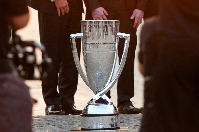 18 September 2024, Berlin: The trophy of the Laver Cup tennis tournament stands in front of the Brandenburg Gate at a media event to present Team Europe at the Laver Cup. Photo: Christophe Gateau/dpa