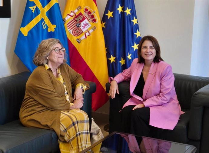 La nueva Fiscal Superior de la Fiscalía de Asturias, María Eugenia Prendes, con la delegada del Gobierno en Asturias, Adriana Lastra