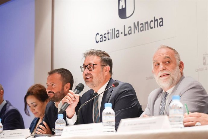 El consejero de Educación, Cultura y Deportes, Amador Pastor, en la reunión que ha mantenido con directores de Educación Primaria y Secundaria de los centros educativos de la provincia.