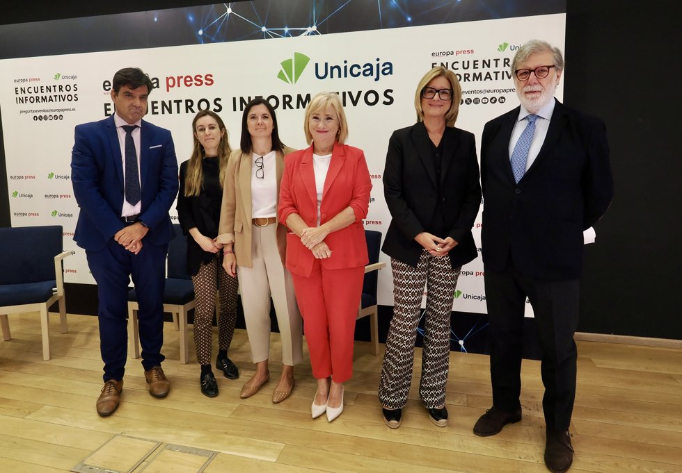 a directora de Desarrollo de Negocio de Europa Press, Candelas Martín de Cabiedes (2i); la delegada de Europa Press en Castilla y León, Ana Rodríguez (3i); la consejera de Industria, Comercio y Empleo, Leticia García (4i), y el presidente de la CEOE Cas