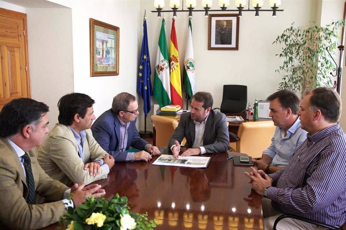 Archivo - Reunión del alcalde de Mairena para abordar el Plan Municipal de la Vivienda.