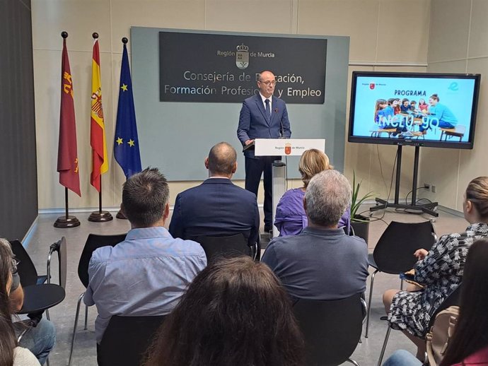 El consejero de Educación y Formación Profesional, Víctor Marín, presenta el programa 'Incluyo'.