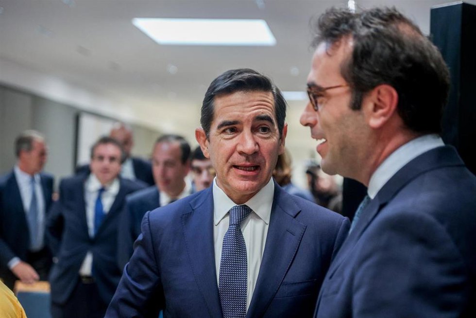 Archivo - El presidente del BBVA, Carlos Torres Vila (i), y el ministro de Economía, Comercio y Empresa, Carlos Cuerpo (d), durante el acto de firma para la puesta en marcha de las líneas de financiación ICO Verde e ICO Empresas y Emprendedores del Plan