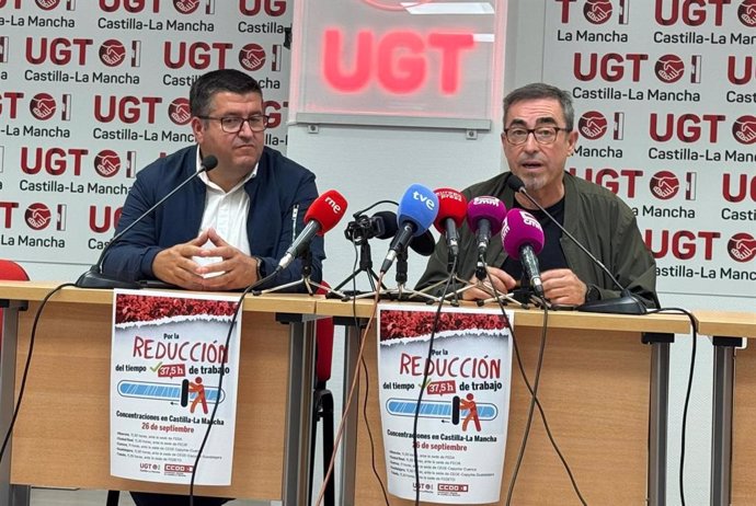 Francisco Javier González, miembro de la comisión gestora de UGT en Castilla-La Mancha, y el secretario regional de CCOO, Paco de la Rosa