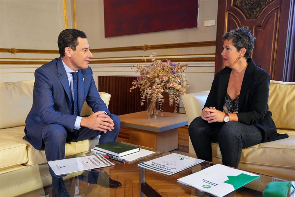 El presidente de la Junta de Andalucía, Juanma Moreno, y la presidenta del Grupo Parlamentario Mixto-Adelante Andalucía, Maribel Mora, este lunes durante su encuentro en el Palacio de San Telmo.