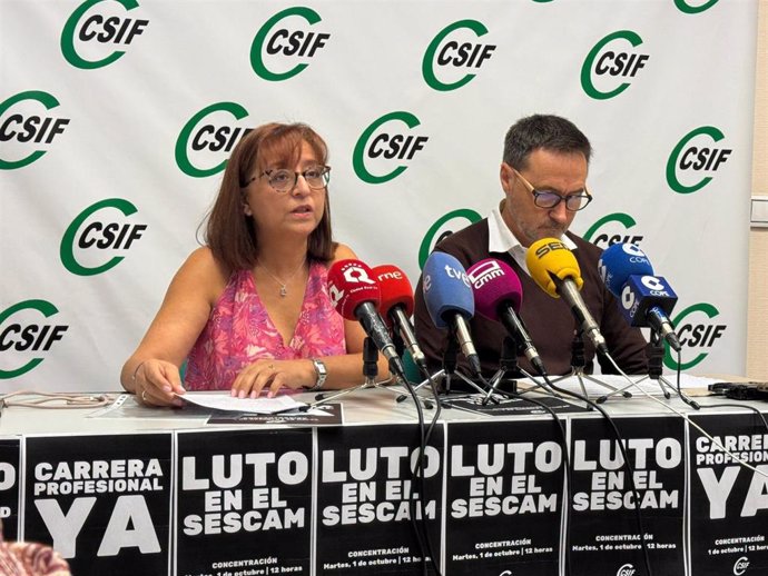 La presidenta de CSIF Sanidad en Castilla-La Mancha, Ana Isabel Fernández; y el vicepresidente, Guillermo Rubio, en rueda de prensa.