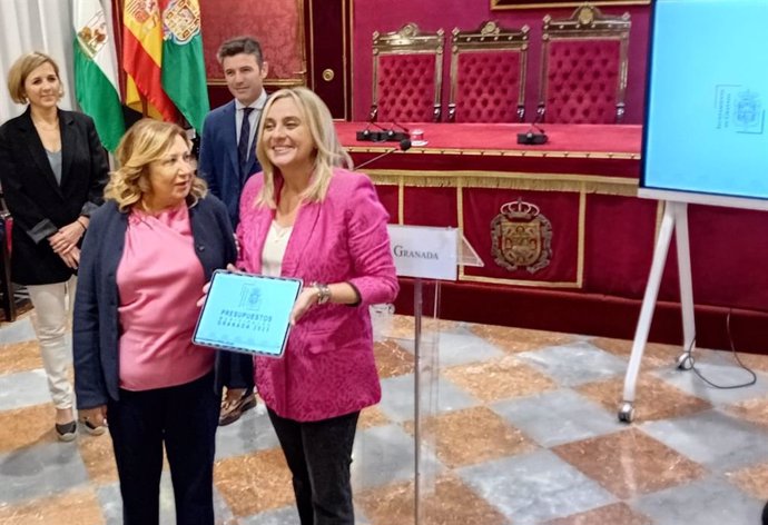 La alcaldesa de Granada, Marifrán Carazo, muestra el borrador de presupuesto para 2025, en presencia de los ediles, de izquierda a derecha en la imagen, de Movilidad, Ana Agudo, de Economía, Rosario Pallarés, y de Presidencia, Jorge Saavedra