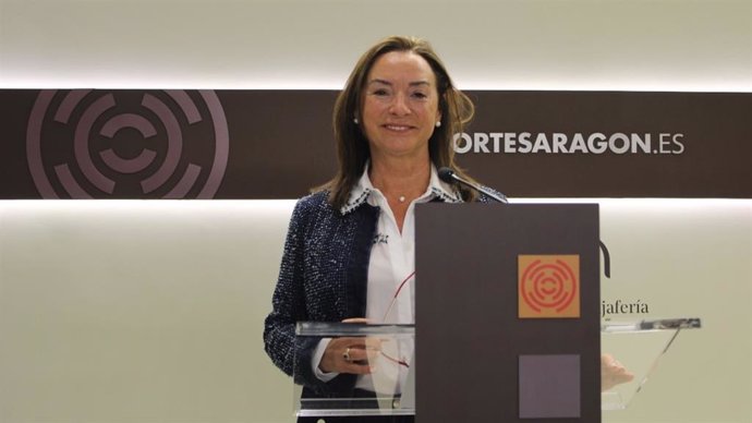 La diputada de VOX en las Cortes de Aragón, Carmen Rouco, en la sala de prensa del Parlamento autonómico.