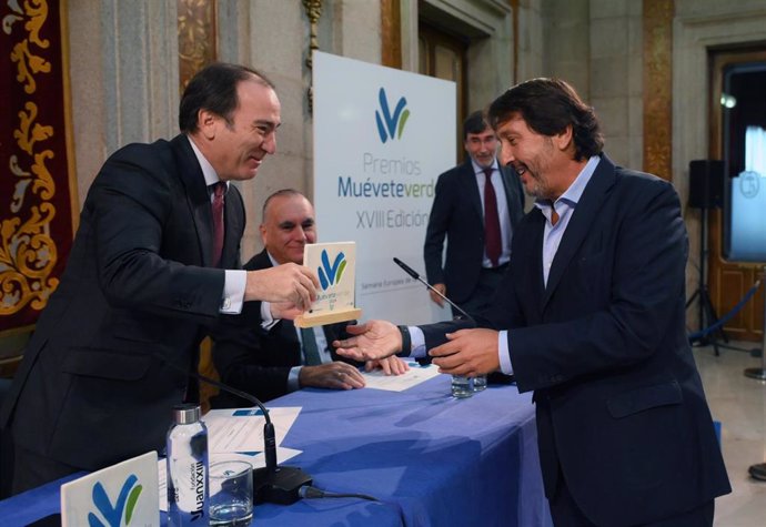 El delegado de Urbanismo, Medio Ambiente y Movilidad del Ayuntamiento de Madrid, Borja Carabante, entrega al consejero delegado de Alsa, Francisco Iglesias, el Premio 'Muévete Verde'