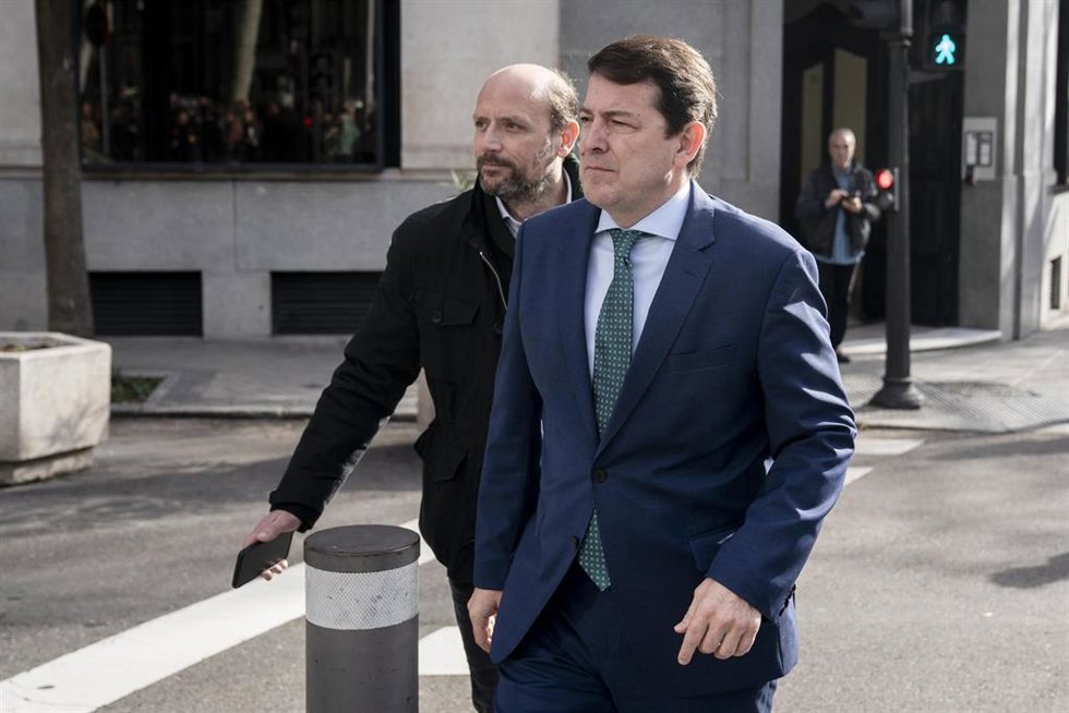 Archivo - El presidente de la Junta de Castilla y León, Alfonso Fernández Mañueco (d), a su llegada a la Junta Directiva Nacional del Partido Popular, en la sede de Génova, a 29 de enero de 2024, en Madrid (España). Durante el encuentro, han analizado l