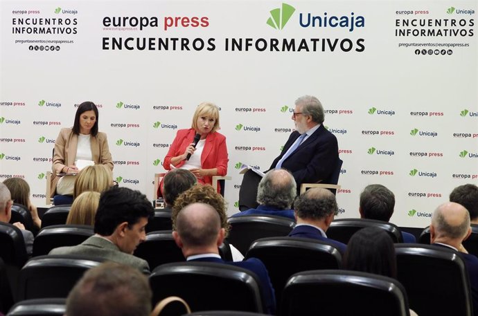 (I-D) La delegada de Europa Press en Castilla y León, Ana Rodríguez; la consejera de Industria, Comercio y Empleo, Leticia García, y el presidente de la CEOE Castilla y León, Santiago Aparicio.