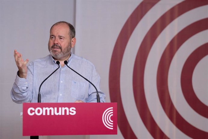 El portavoz de los Comuns, Joan Mena, en rueda de prensa.