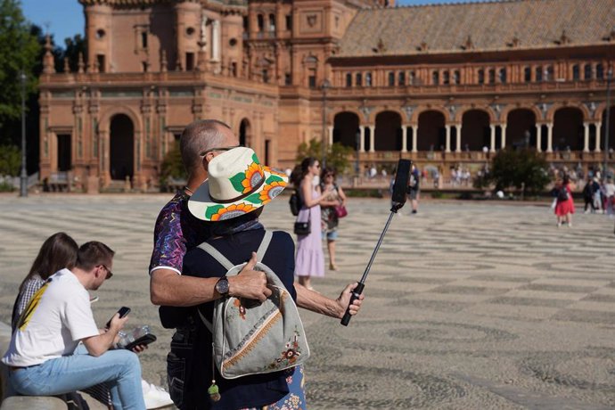 Archivo - Turistas pasean por la Plaza de España. A 10 de mayo de 2024, en Sevilla (Andalucía, España).