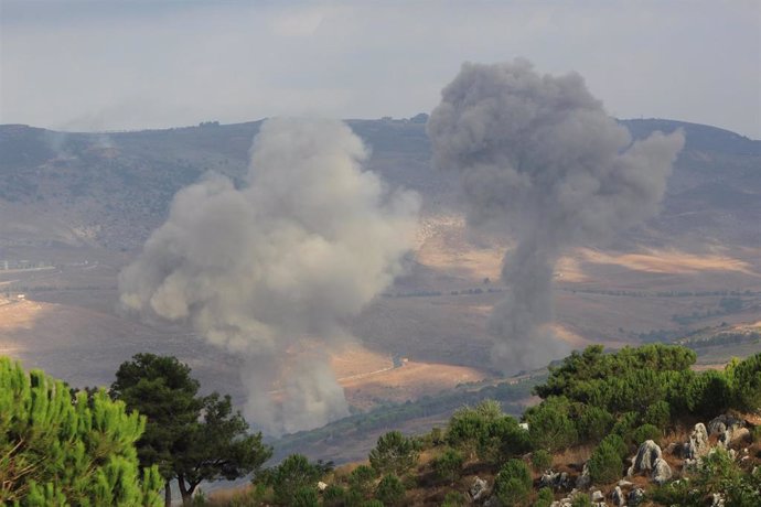 Columnas de humo tras una serie de bombardeos ejecutados por el Ejército de Israel contra Yezín, en el sur de Líbano (archivo)