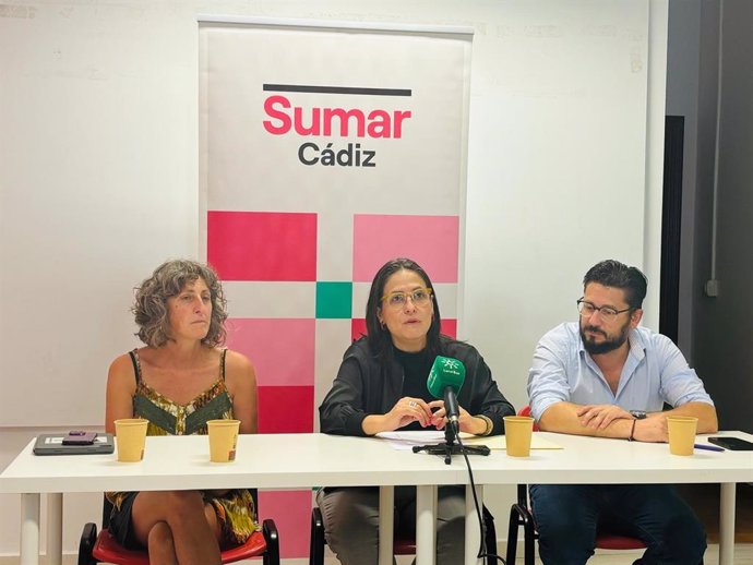 La diputada de Sumar por Cádiz, Esther Gil de Reboleño, el diputado de Sumar y responsable de Economía y Desigualdad, Carlos Martín, y la concejala de Ganemos Jerez en el Ayuntamiento, Kika González, en rueda de prensa.