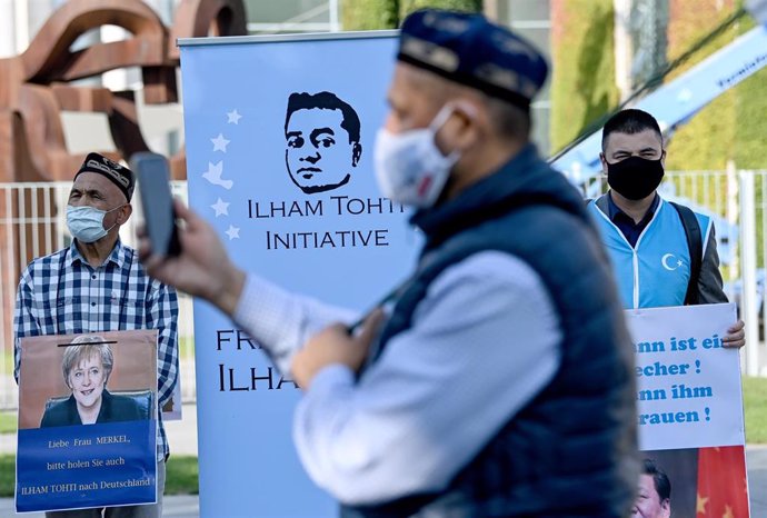 Archivo - Imagen de archivo de manifestantes con pancartas frente al Ministerio de Exteriores de Alemania durante una protesta por los Derechos Humanos en China y por el lanzamiento de la iniciativa a favor del activista uigur Ilham Tohti