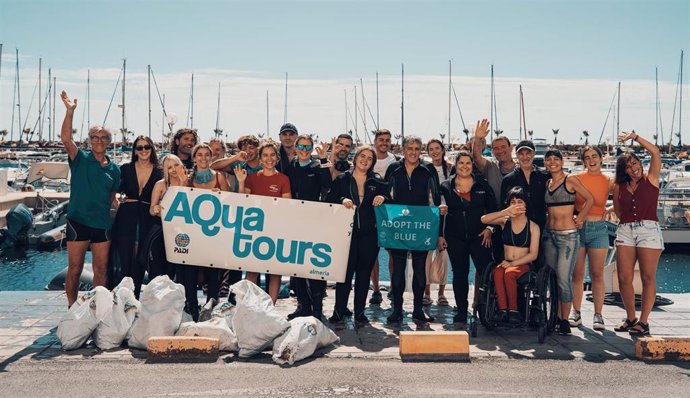 Los participantes de la XVIII Jornada de Limpieza de Fondos Marinos en Roquetas de Mar.