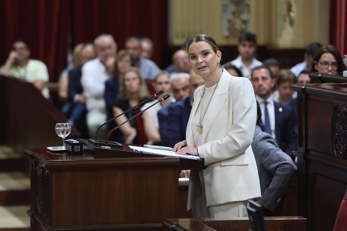 Archivo - La presidenta del Govern balear, Marga Prohens, comparece durante un pleno extraordinario en el Parlament.