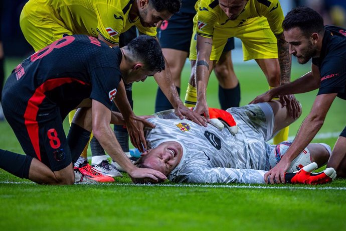 22 September 2024, Spain, Villarreal: Barcelona goalkeeper Marc-Andre ter Stegen receives a treatment on the ground during the Spanish Division Primera soccer match between FC Villarreal and FC Barcelona at the Estadio de la Ceramica. Photo: Revierfoto/dp