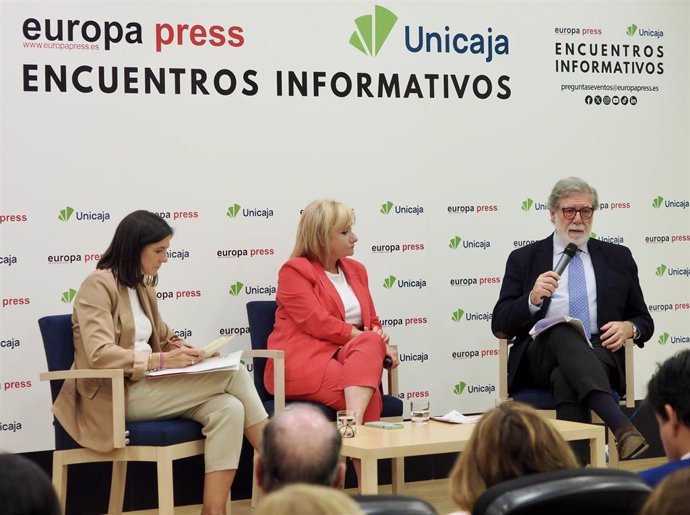 (I-D) La delegada de Europa Press en Castilla y León, Ana Rodríguez; la consejera de Industria, Comercio y Empleo, Leticia García, y el presidente de la CEOE Castilla y León, Santiago Aparicio, en un encuentro informativo de Europa Press.