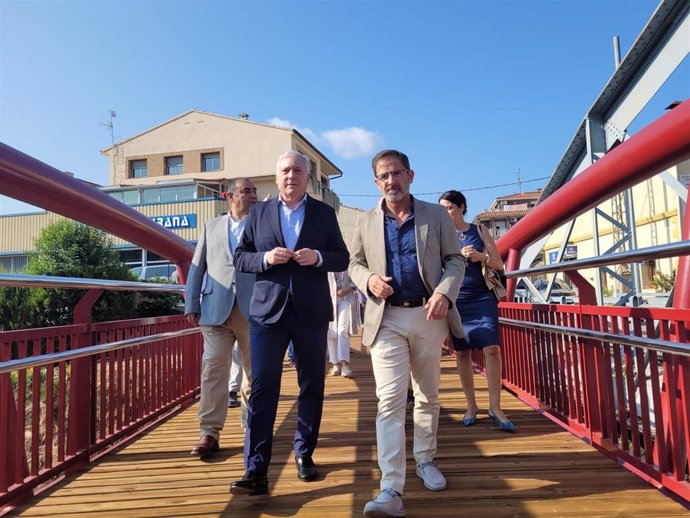 Octavio López y Carlos Boné han inaugurado la nueva pasarela peatonal de Valderrobres.