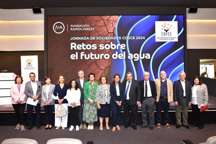 Ribera pide "mayor visibilidad del agua" en las políticas públicas y adaptar infraestructuras a sequías e inundaciones.