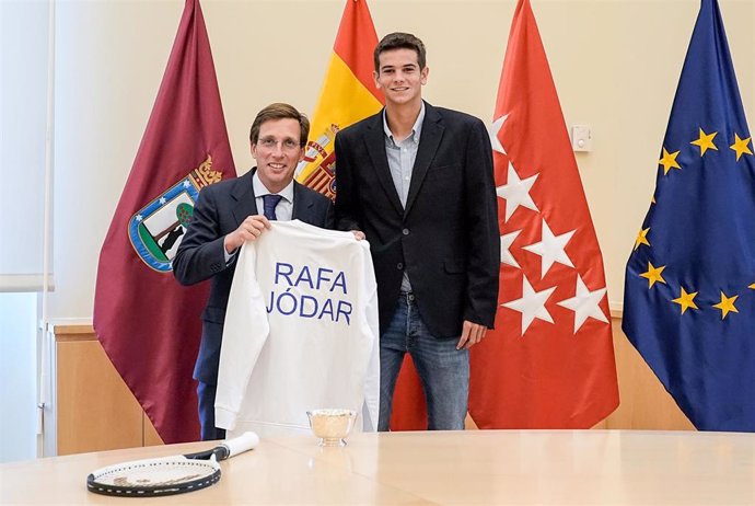 El alcalde de Madrid, José Luis Martínez-Almeida, recibe en el Palacio de Cibeles al joven tenista madrileño Rafael Jódar.