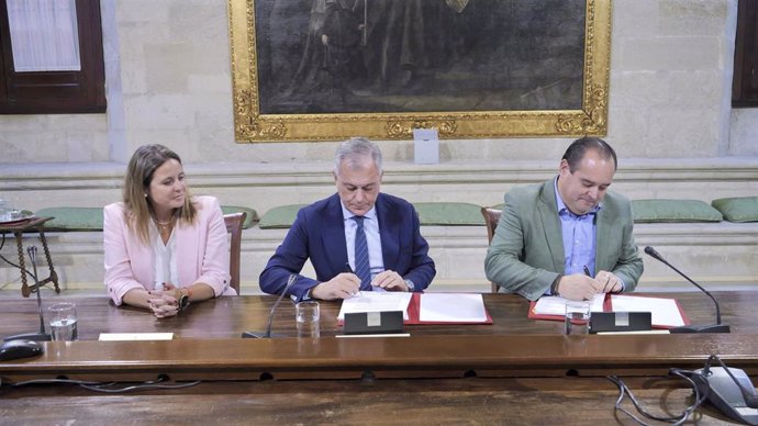 El alcalde de Sevilla, José Luis Sanz, y el presidente de la Asociación Feria del Libro, Rafael Rodríguez Núñez, en la firma del convenio.