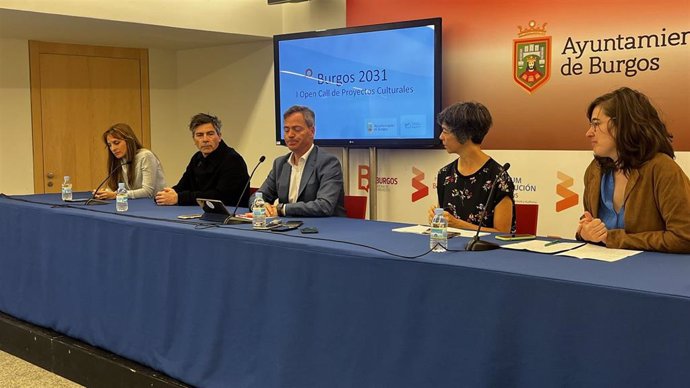 Elvira Mateos y Óscar Miguel, de GAP; el presidente de ProBurgos, César Barriada; y Simoneta García y Carmen Francés, de AJO.