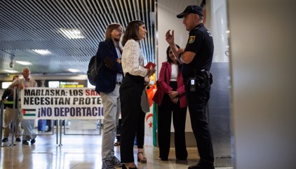 La mitad de los diez solicitantes de asilo que alegan en Barajas ser saharauis perseguidos aceptan el desayuno