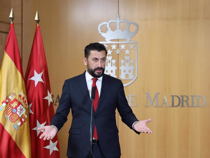 El portavoz del PP en la Asamblea de Madrid, Carlos Díaz-Pache, ofrece una rueda de prensa durante un pleno en la Asamblea de Madrid, a 19 de septiembre de 2024, en Madrid (España). 