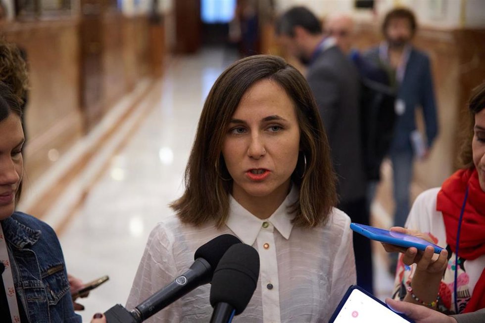 La secretaria general de Podemos, Ione Belarra, ofrece declaraciones a los medios a su salida de sesión de control al Gobierno, en el Congreso de los Diputados, a 18 de septiembre de 2024, en Madrid (España).