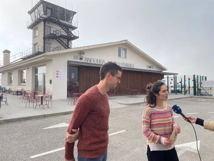 Los  portavoces de Pirineu Viu, Júlia Leigh y Arnau Corberó.