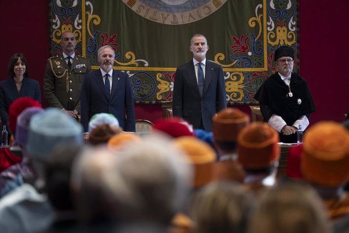 (I-D) El presidente del Gobierno de Aragón, Jorge Azcón; el Rey Felipe VI y el rector de la Universidad de Zaragoza, José Antonio Mayoral, durante el solemne Acto de Apertura del Curso Universitario 2024-2025, en el Paraninfo de la Universidad de Zaragoza