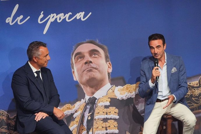 El consejero de Medio Ambiente, Agricultura e Interior de la Comunidad de Madrid, Carlos Novillo,y el torero Enrique Ponce, en la presentación de una exposición sobre su carrera en la plaza de toros de Las Ventas.