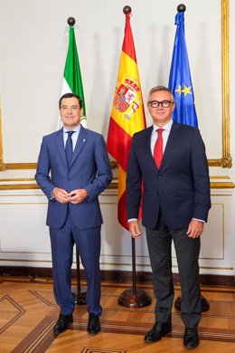 El presidente de la Junta de Andalucía, Juanma Moreno (i) y el portavoz del Grupo Parlamentario Vox, Manuel Gavira (d) durante la reunión del día de hoy, a 23 de septiembre de 2024, en Sevilla, Andalucía (España). El presidente de la Junta de Andalucía, J