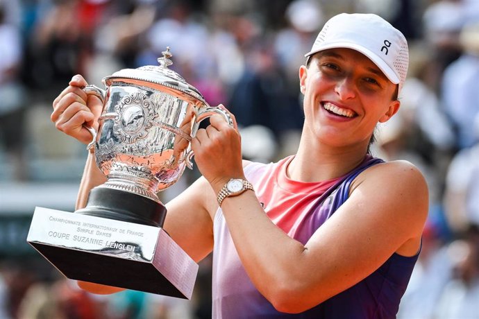 Archivo - La tenisa polaca Iga Swiatek con el trofeo de campeona de Roland Garros 2024