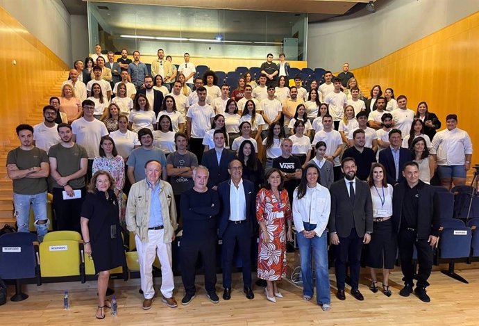 La consejera, con organizadores, responsables de las escuelas de hostelería, mentores y alumnos, en la inauguración del Campus Gastronómico